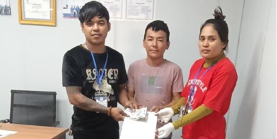 លោក អ៊ុំ ភារះ និងក្រុមការងារតំណាងសហជីពទឹកចិត្តស្រ្តីកម្ពុជា ប្រចាំក្រុមហ៊ុន ហ្សេនសែន ស៊ូ (ខេមបូឌា) ឯ.ក បានឧបត្ថម្ភទឹប្រាក់ចំនួន៤៥០,០០០រៀលជូនសមាជិកសហជីពចំនួន៥នាក់